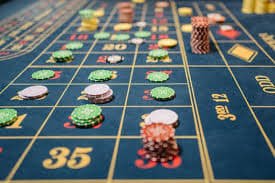 Dealer langsung Baccarat di hk 4d dengan multi-camera studio